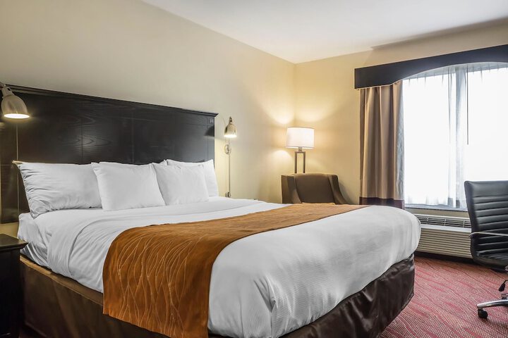 1 King Bed (14 of 17)