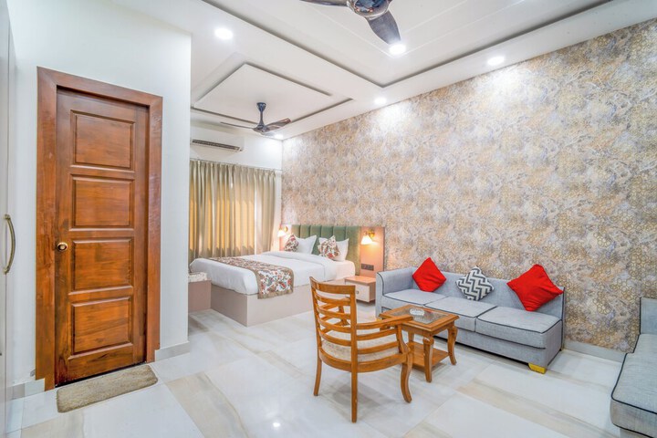 Room 4 of 93