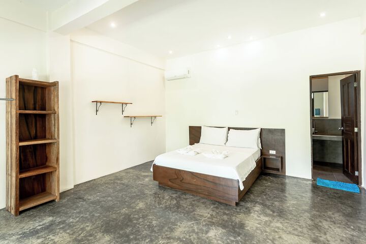 Room 16 of 102