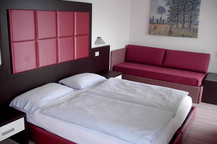 Room 4 of 65