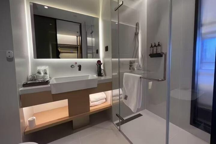 Room 14 of 27