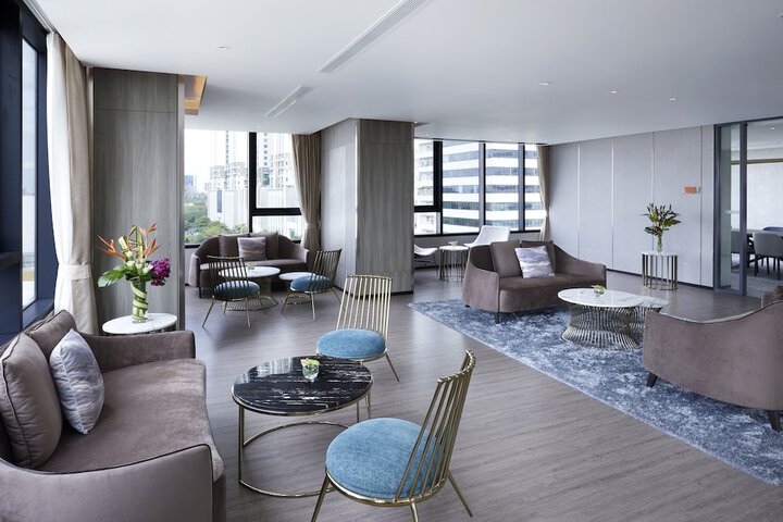 Lounge 43 of 55