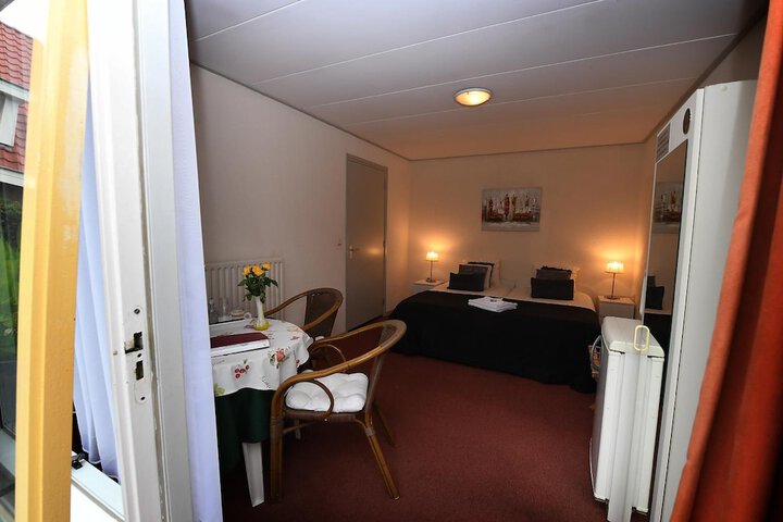 Room 17 of 46