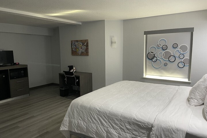 1 King Bed (10 of 26)