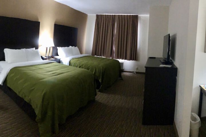 2 Queen Beds (3 of 4)