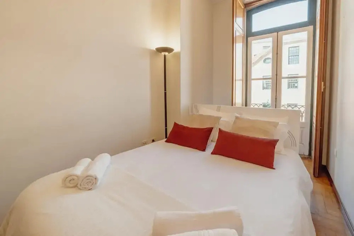 Room 4 of 18