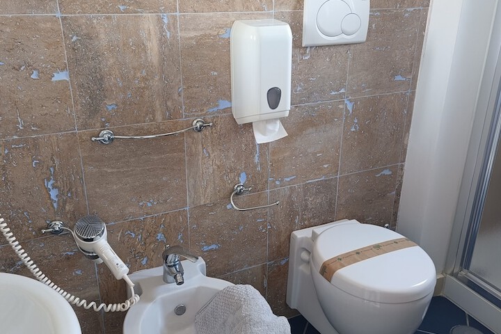 Room 72 of 110
