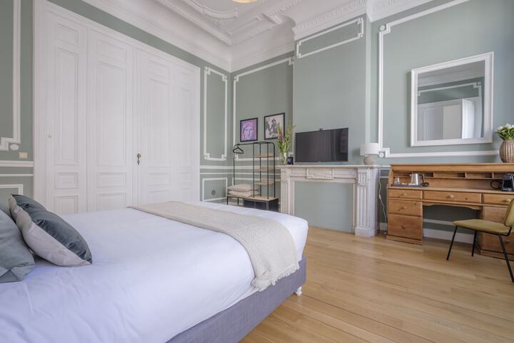 Room 6 of 18