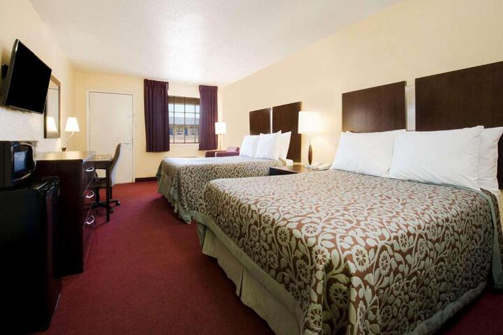 2 Queen Beds (3 of 5)