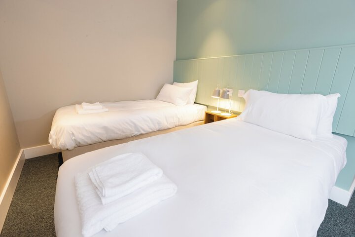Room 5 of 33