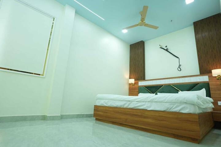 Room 12 of 28