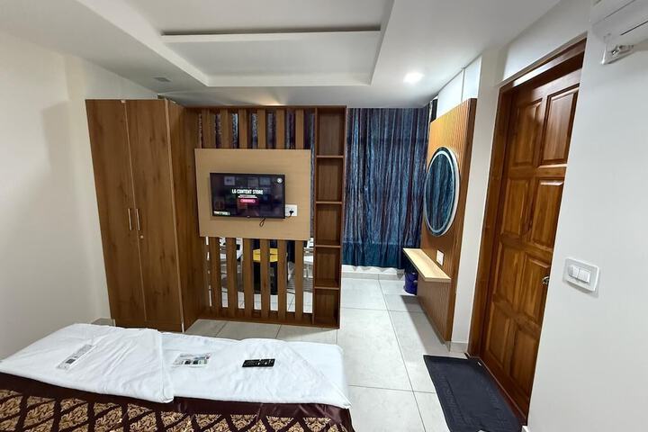 Room 7 of 18