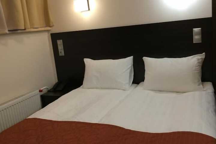 Room 10 of 18