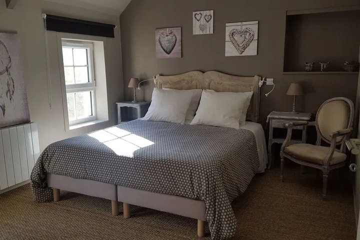 Room 5 of 16
