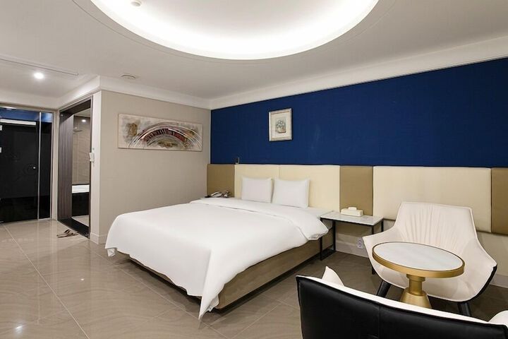 Room 2 of 90