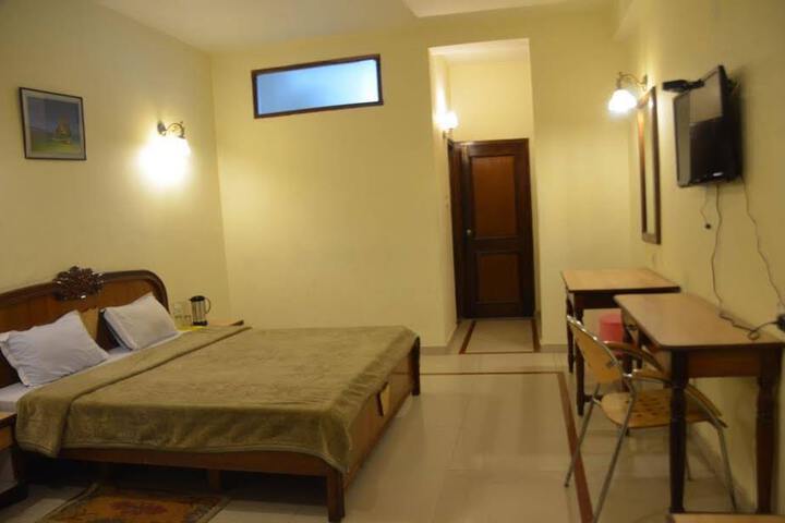 Room 4 of 10