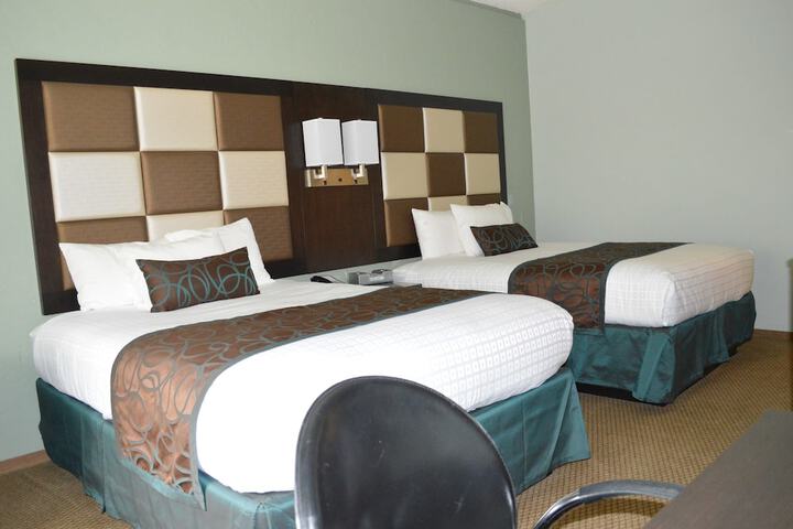 2 Queen Beds (4 of 12)