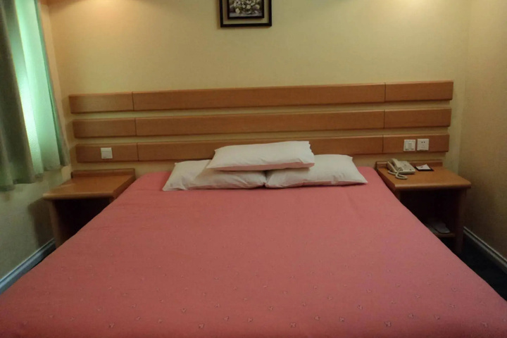 Room 4 of 8