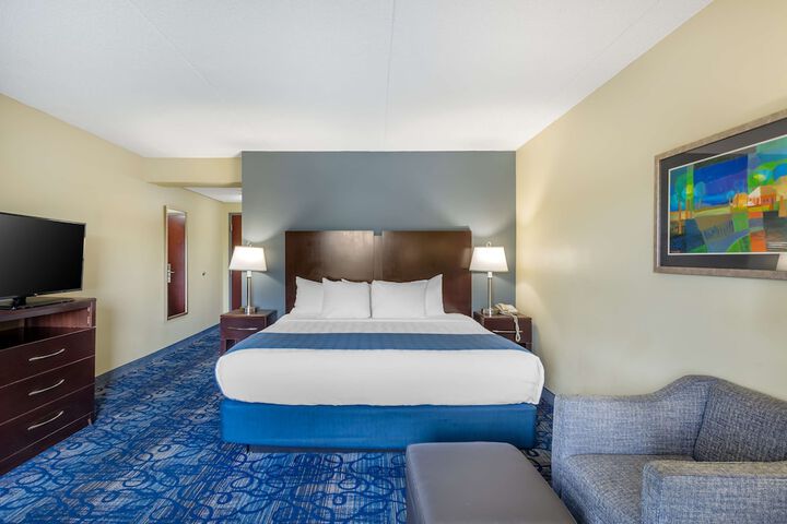 1 King Bed - Wireless High Speed Internet Accessible Microwave and Refrigerator Pillowtop (9 of 26)