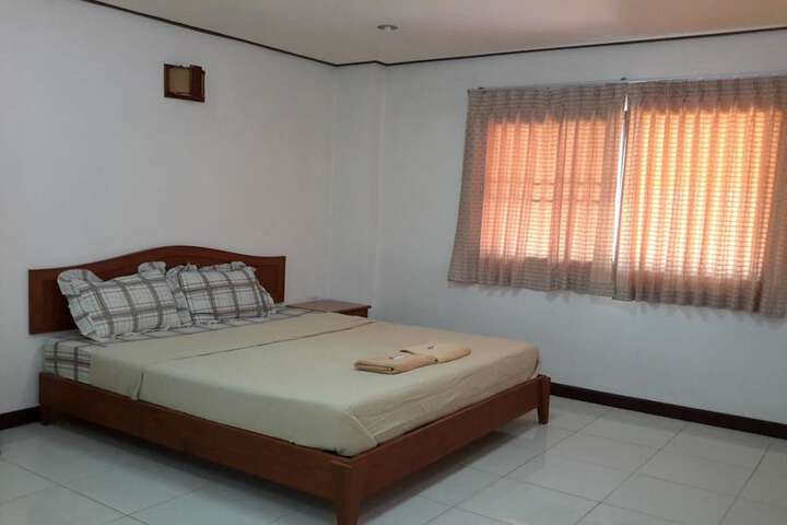 Room 6 of 13