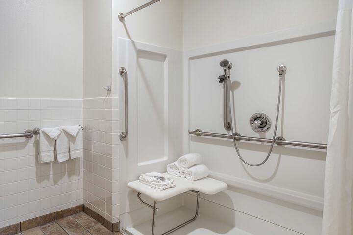Accessible 1 King Mobility Accessible Bathtub Wet Bar Microwave and Refrigerator (10 of 20)