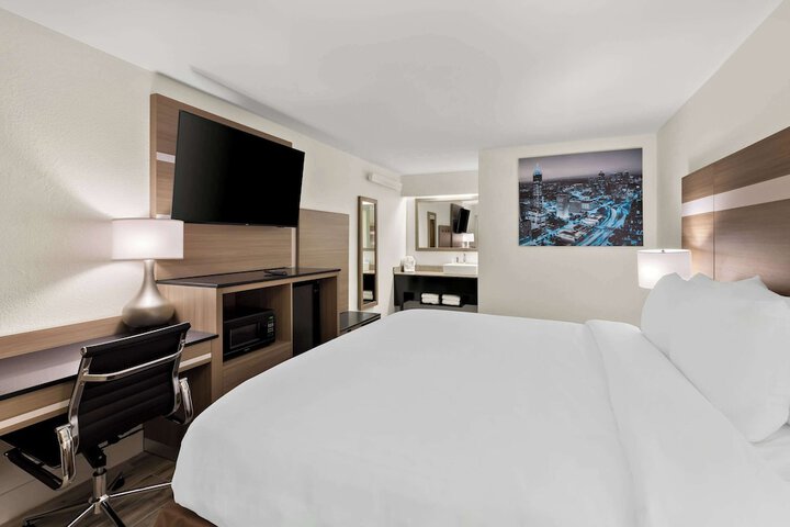 1 King Bed (4 of 12)