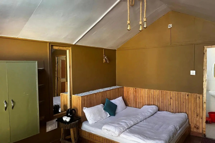 Room 6 of 9