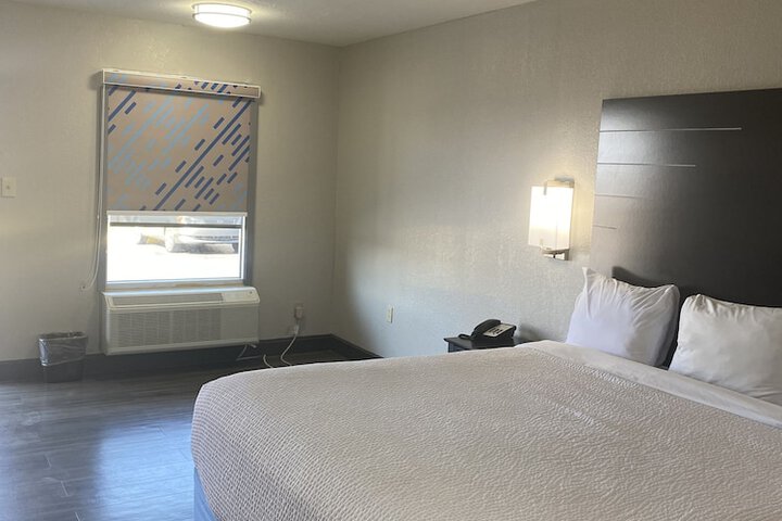 Room 4 of 8