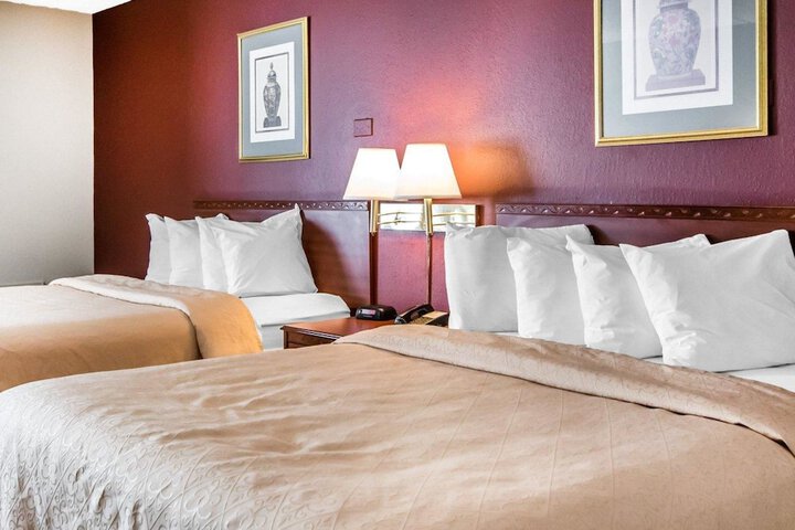 2 Queen Beds (1 of 4)