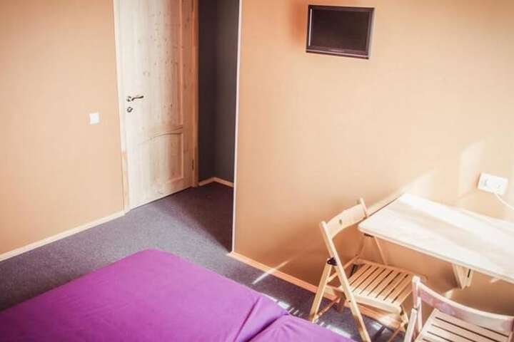 Room 6 of 9