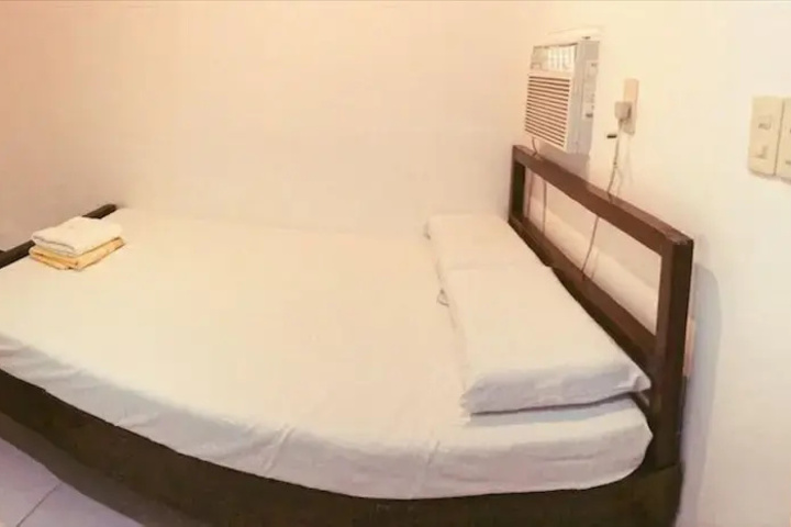 Room 2 of 10