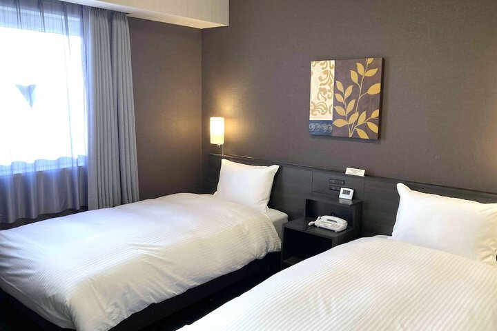 Room 10 of 32