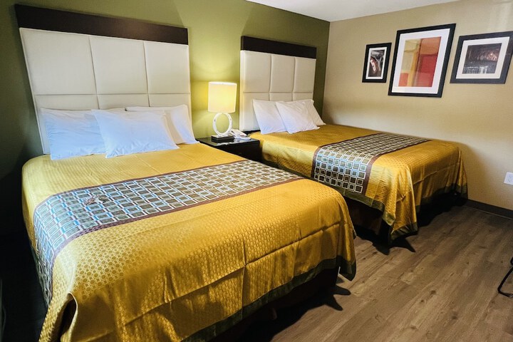 Deluxe 2 Queen Beds (2 of 7)