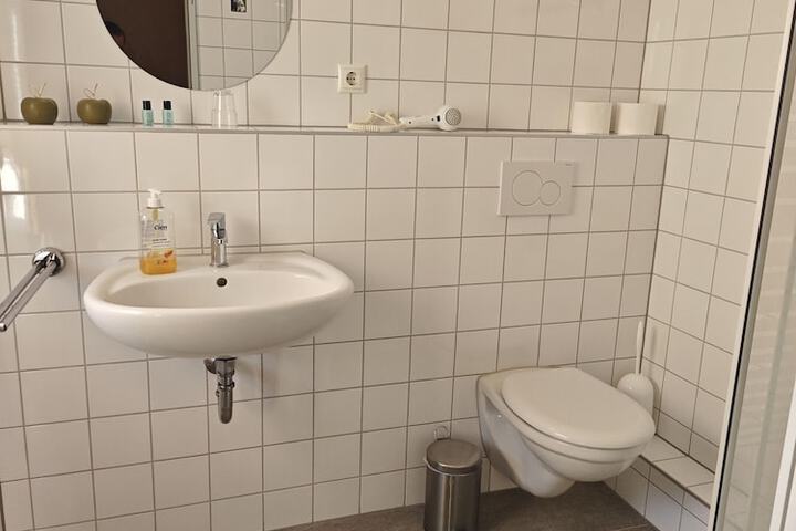 Room 12 of 16