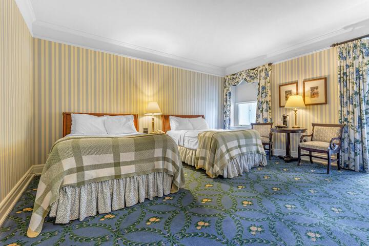 Deluxe King Bed (8 of 23)