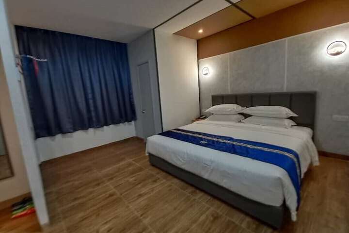 Room 8 of 36