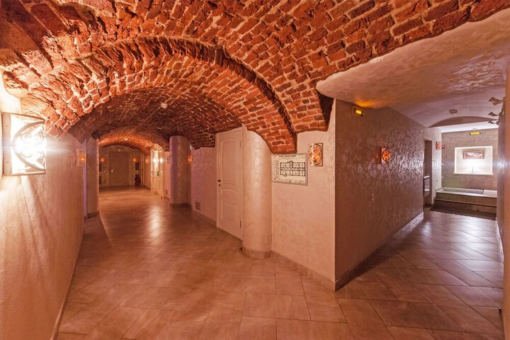 Ballroom/Hall 39 of 47