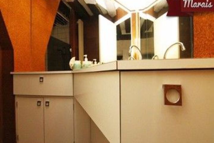 Room 23 of 168