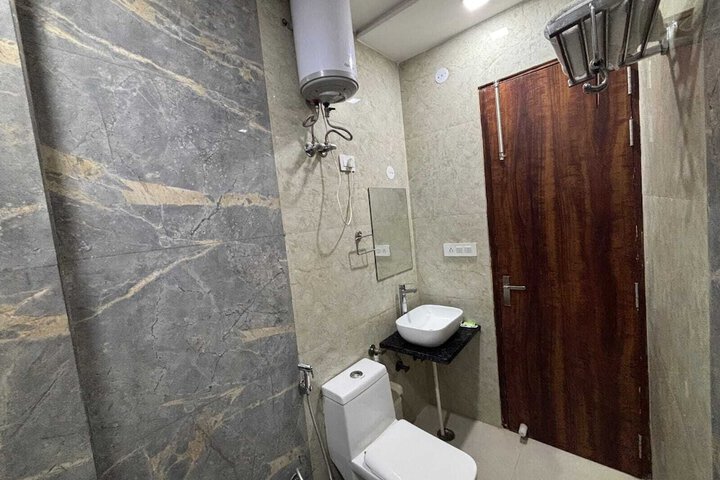 Room 4 of 11
