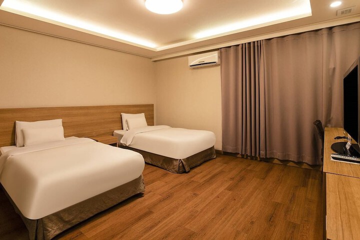 Room 15 of 37