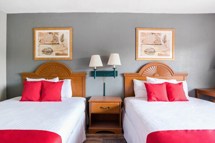 2 Queen Beds (3 of 10)