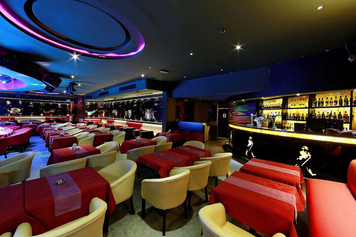 Lounge 42 of 51