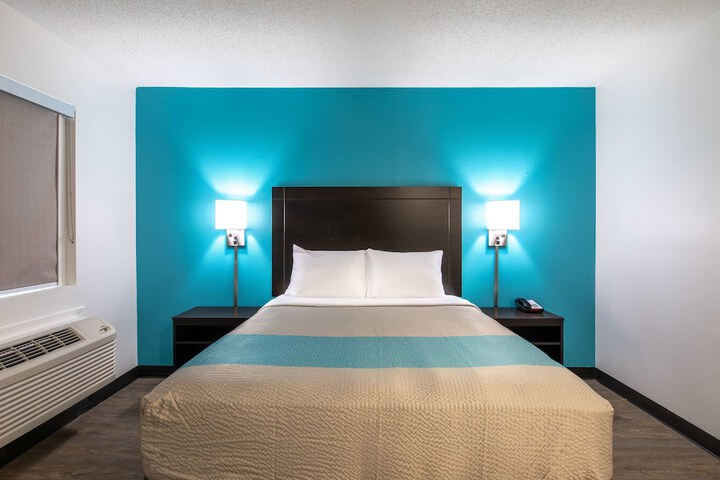 1 Queen Bed Micfridge (2 of 7)