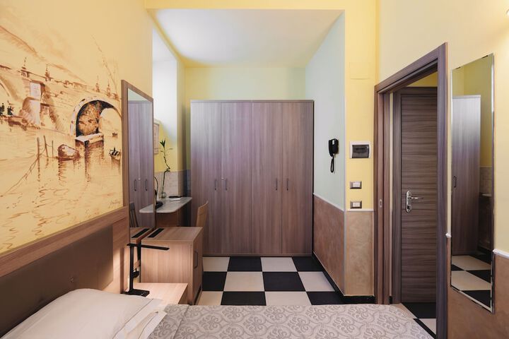 Room 17 of 180