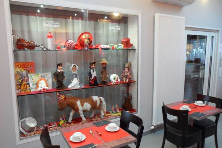 Dining 48 of 64