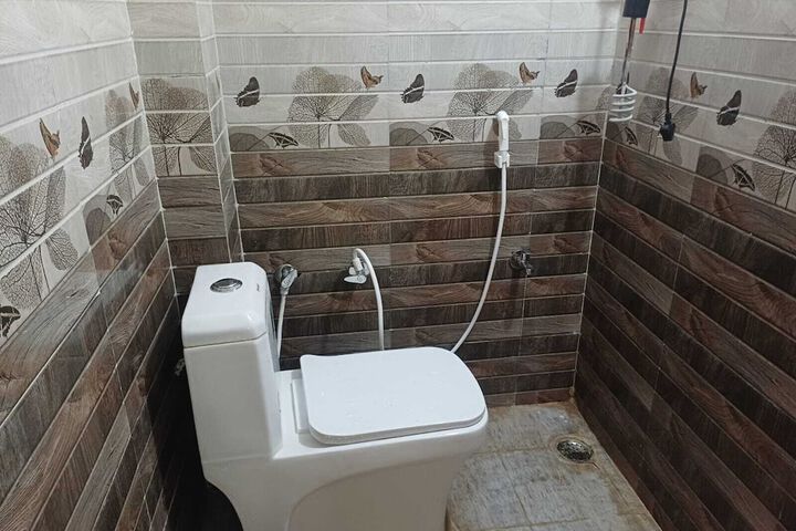 Room 4 of 8