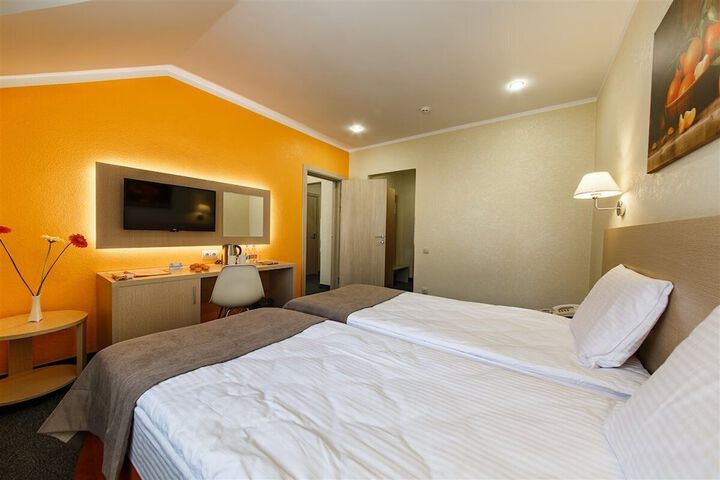 Room 6 of 33