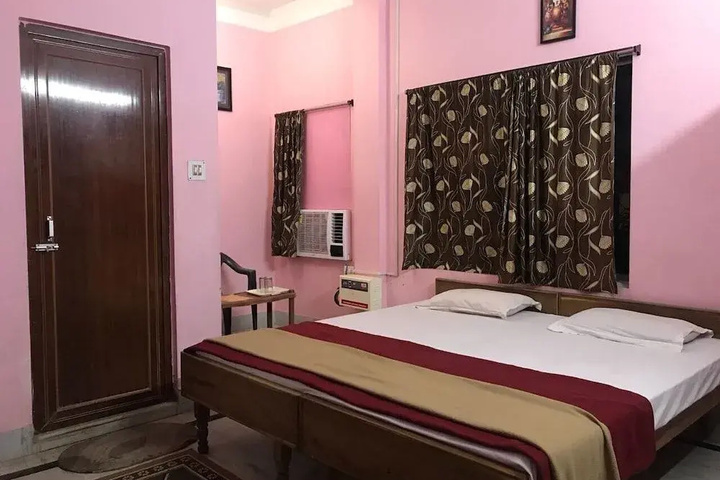 Room 4 of 8