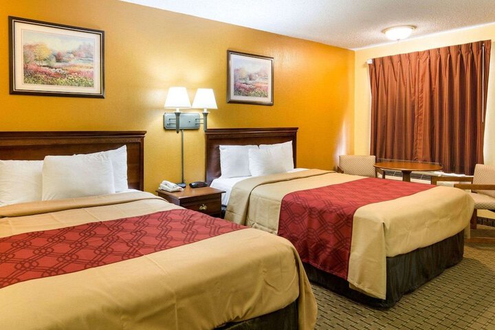 2 Queen Beds (7 of 8)