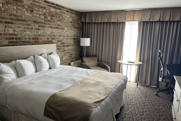 Room 42 of 140